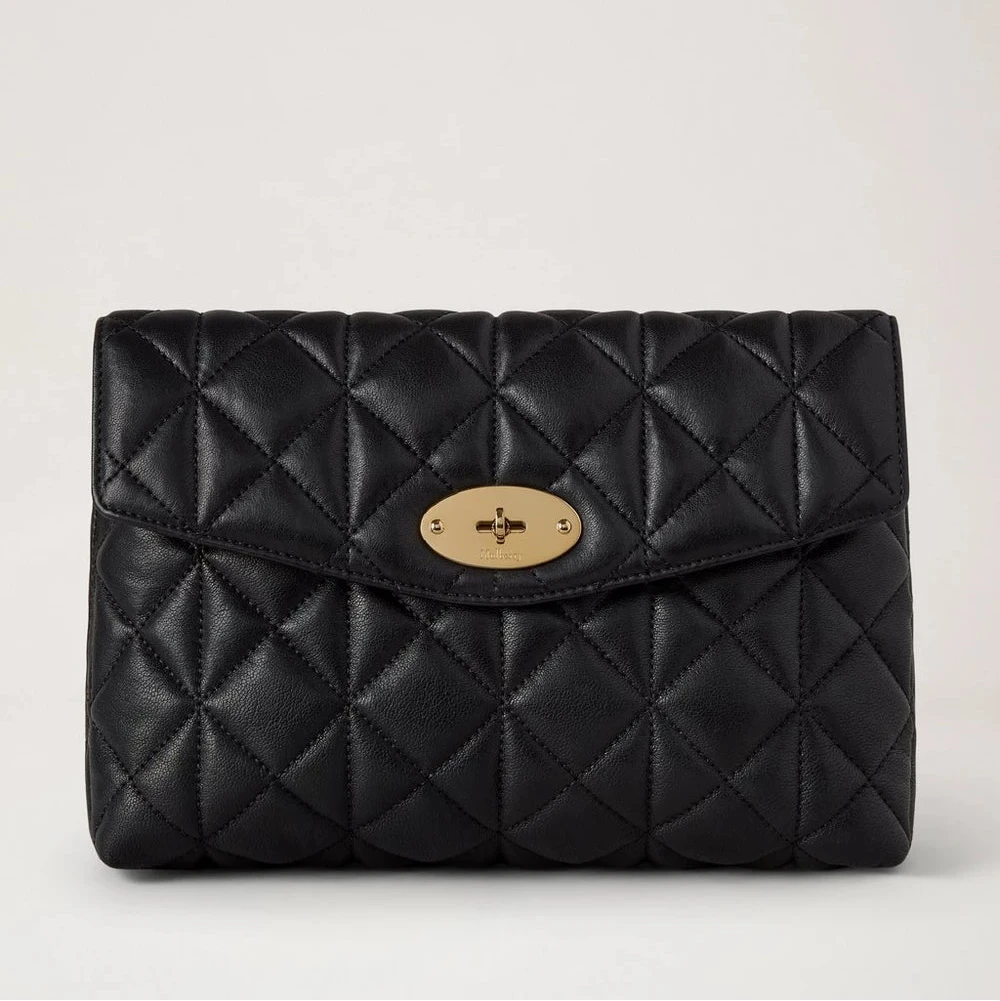 Mulberry Stora Darley Cosmetic Pouch visar en svart quiltad kosmetikapåse i läder med gulddetaljer. Modell RL8897676A100