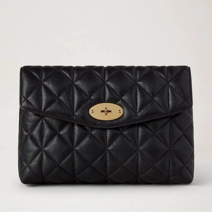Mulberry Stora Darley Cosmetic Pouch visar en svart quiltad kosmetikapåse i läder med gulddetaljer. Modell RL8897676A100