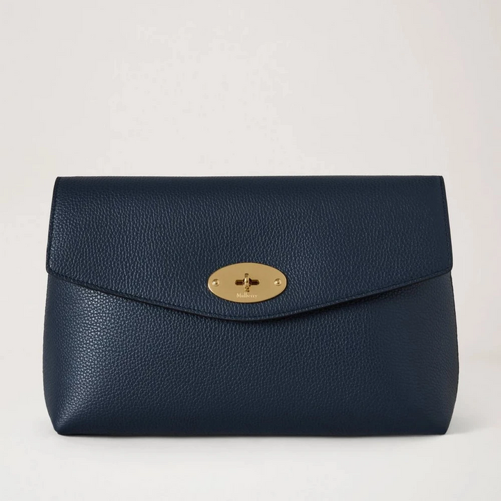 Mulberry Stora Darley Cosmetic Pouch Night Sky Small Classic Grain i mörkblått läder med gyllene spänne. Modell RL5078205U888