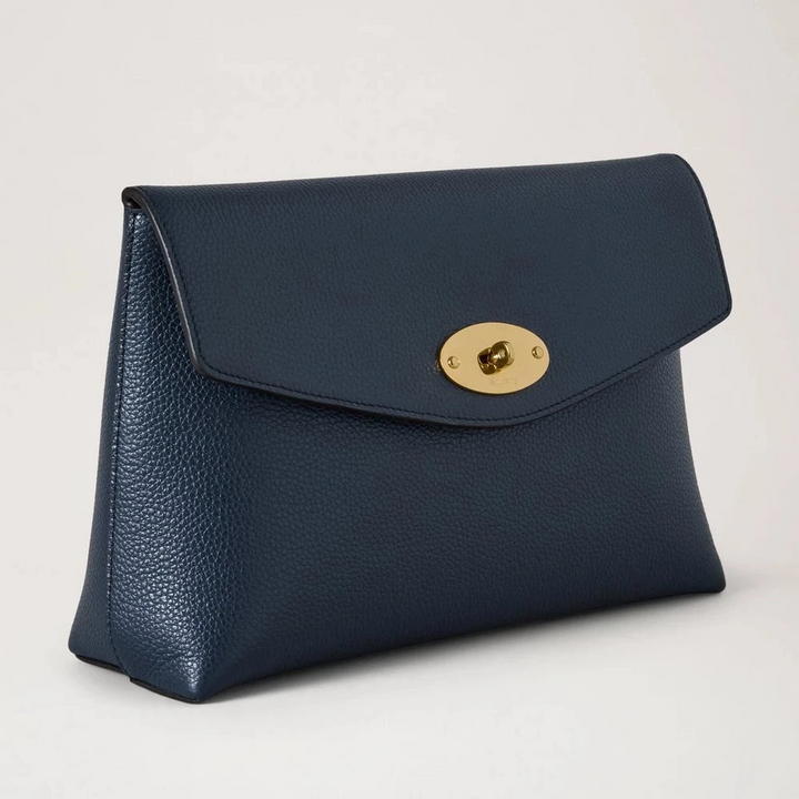 Mulberry Stora Darley Cosmetic Pouch visar en mörkblå kosmetisk påse i narvat läder med ett guldfärgat spänne. Modell RL5078205U888.