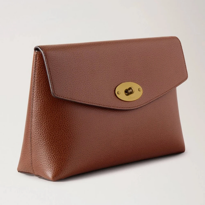 Mulberry Stora Darley Cosmetic Pouch Oak Small Classic Grain visar kosmetikapåse i brunt läder med guldspänne. Modell RL8853552G110