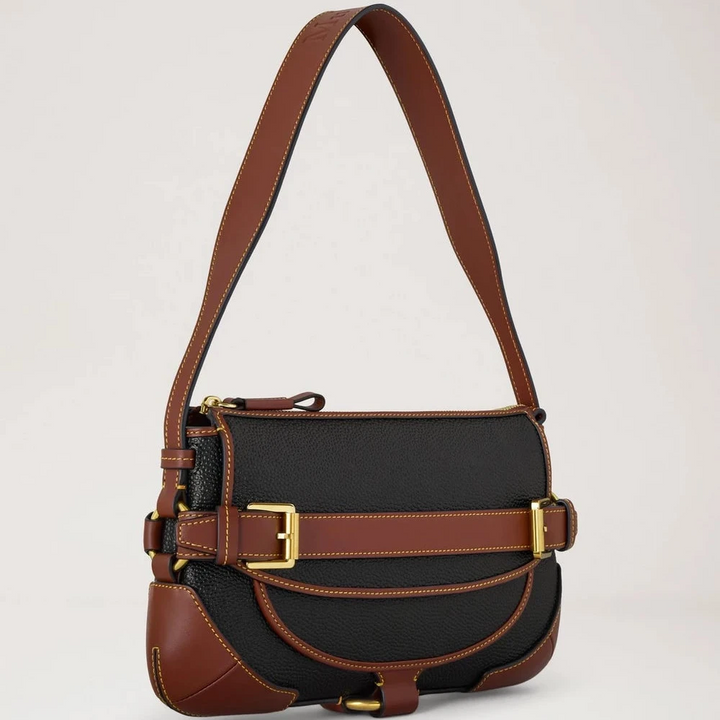 Mulberry Lennox Shoulder Bag visar en svart och cognacfärgad axelväska i läder med gulddetaljer. Modell HH0015127A340.