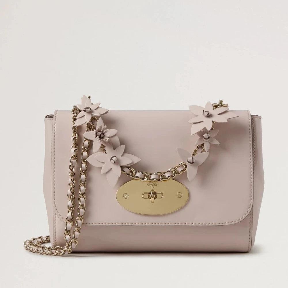 Mulberry Lily Blossom Pink Soft Patent and Flowers, crossbody-väska i rosa lack med guldkedja, modell HH9731710J002-1.