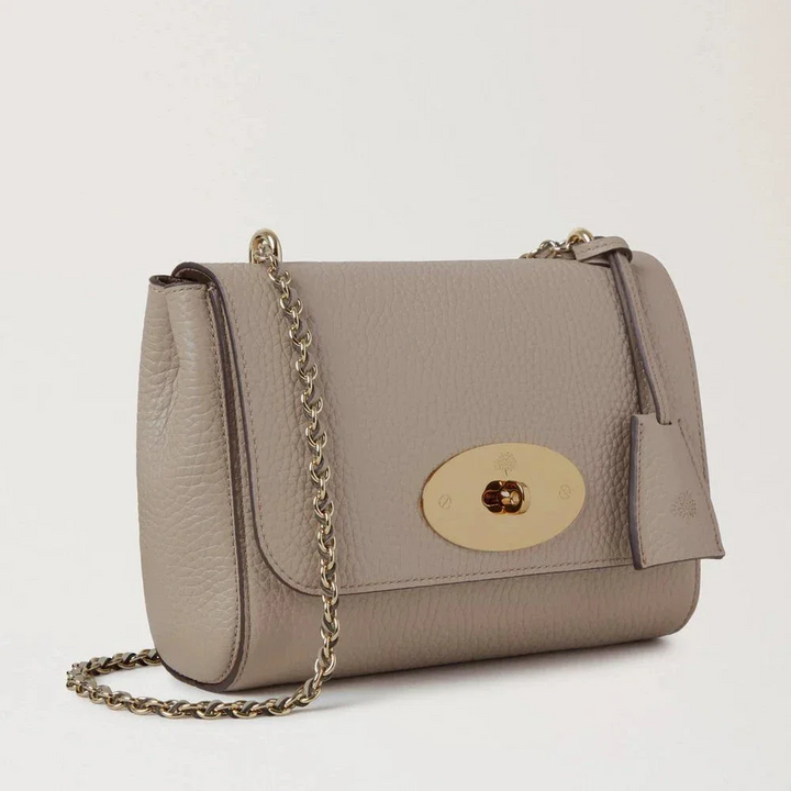 Mulberry Lily Cashmere Taupe Heavy Grain axelväska i taupefärgat läder med kedjerem och gyllene spänne, modell HH6950736F924.