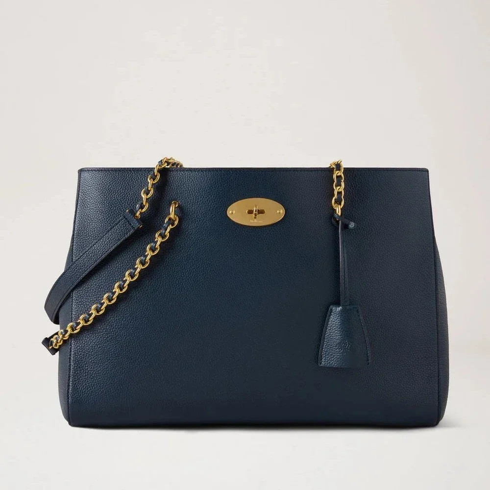 Mulberry Lily Chain Tote Night Sky Small Classic Grain visar en mörkblå läderväska med guldkedja, modell HH9576205U888.