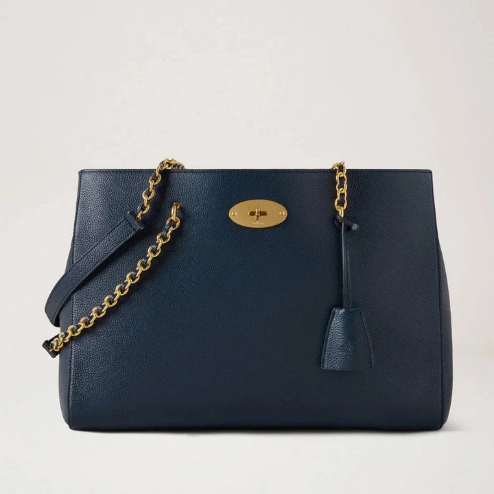 Mulberry Lily Chain Tote Night Sky Small Classic Grain visar en mörkblå läderväska med guldkedja, modell HH9576205U888.