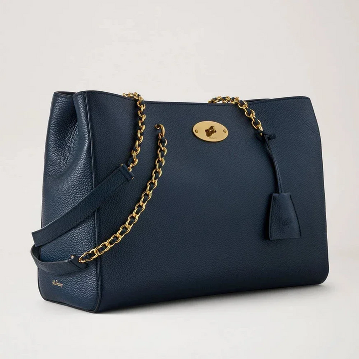 Mulberry Lily Chain Tote Night Sky Small Classic Grain i mörkblått läder med gyllene kedja, modell HH9576205U888.
