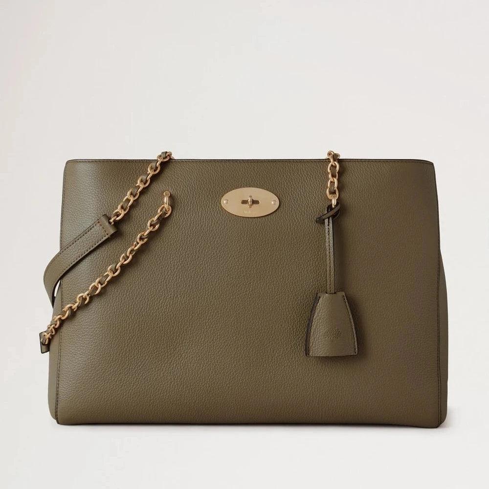 Mulberry Lily Chain Tote Small Classic Grain Linne Grön sedd framifrån med guldfärgad kedjerem och läderdetaljer. Modell HH9576-205R563.