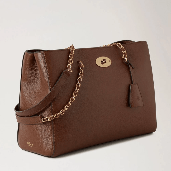 Mulberry Lily Chain Tote Small Classic Grain Oak tvåfärgad visar en brun läderväska med guldkedja, modell HH9577552G110.