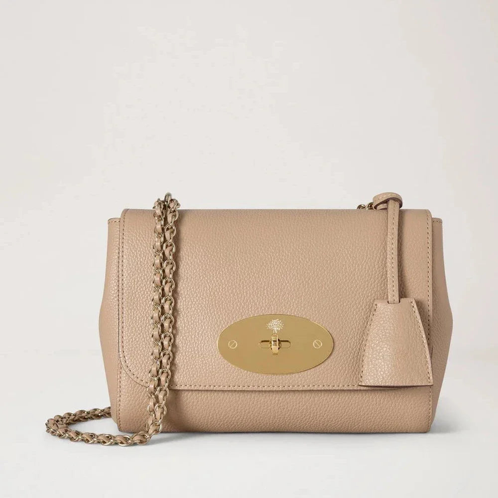 Mulberry Lily Crumpet Small Classic Grain visar en ljusbeige läderväska med guldkedja, modell HH3291205W577.