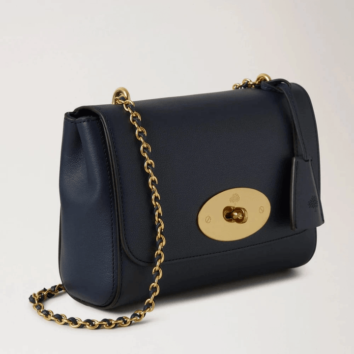 Mulberry Lily Micro Classic Grain Night Sky, axelväska i mörkblått läder med kedjeband och guldlås. Modell HH9179587U888