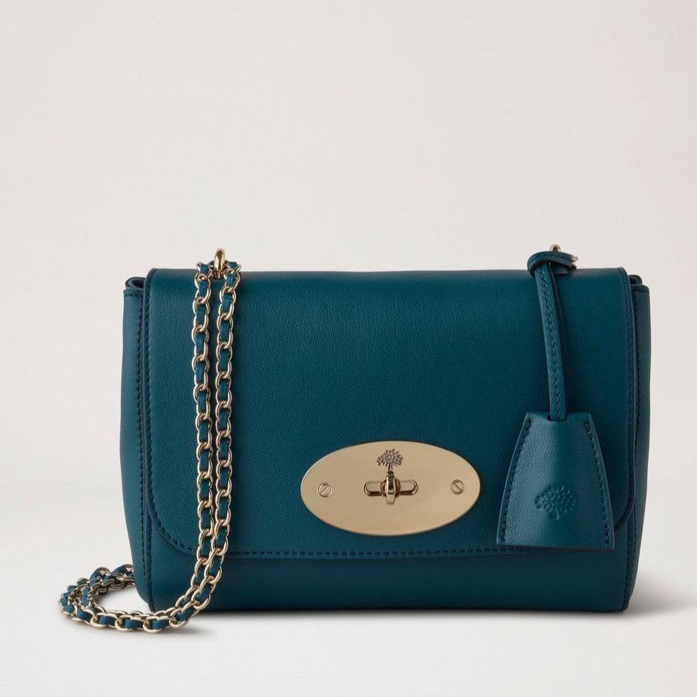 Mulberry Lily Micro Classic Grain Titanium Blue visar en liten blå läderväska med guldkedja. Modell HH9179587T622