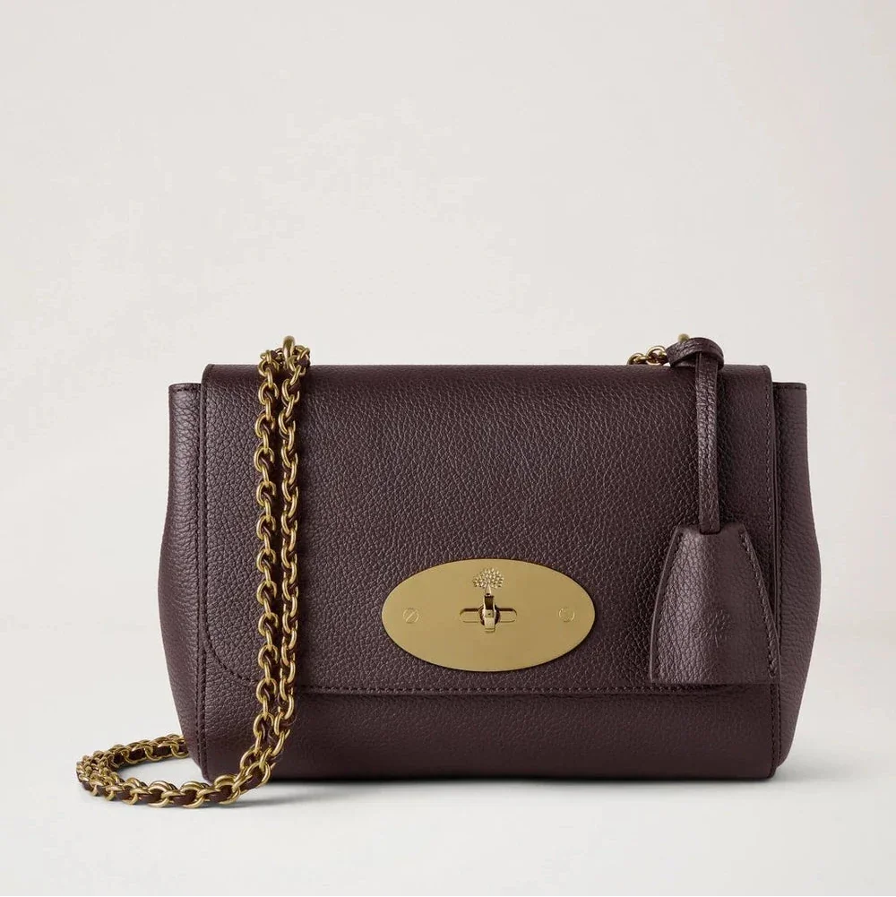 Mulberry Lily Liten Classic Grain Ebony axelväska i mörkbrunt läder med guldkedja på ljus bakgrund. Modell HH3291205A110