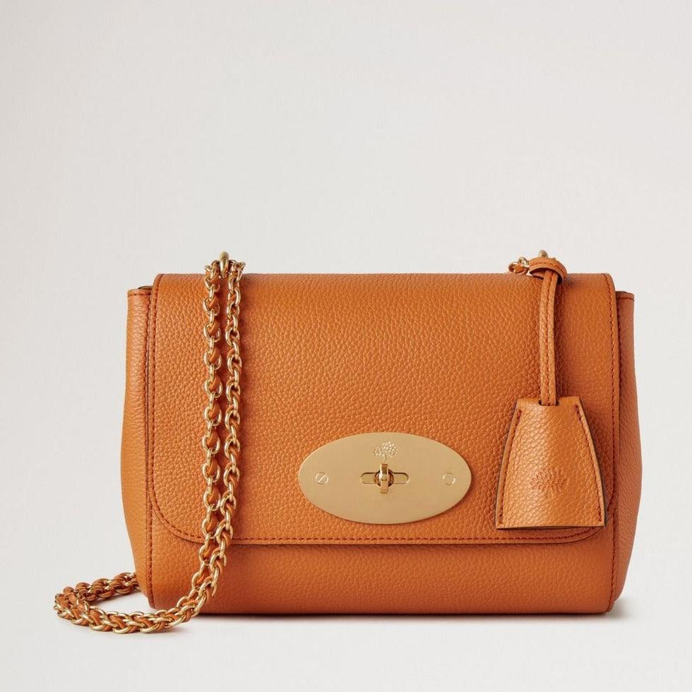 Mulberry Lily Small Classic Grain Sunset visar en liten axelväska i orange läder med guldkedja, modell HH3291205N691.