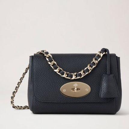 Mulberry Lily Top Handle Heavy Grain Black visar en svart axelväska i kraftig narvning med guldkedja. Modell HH6640736A100.