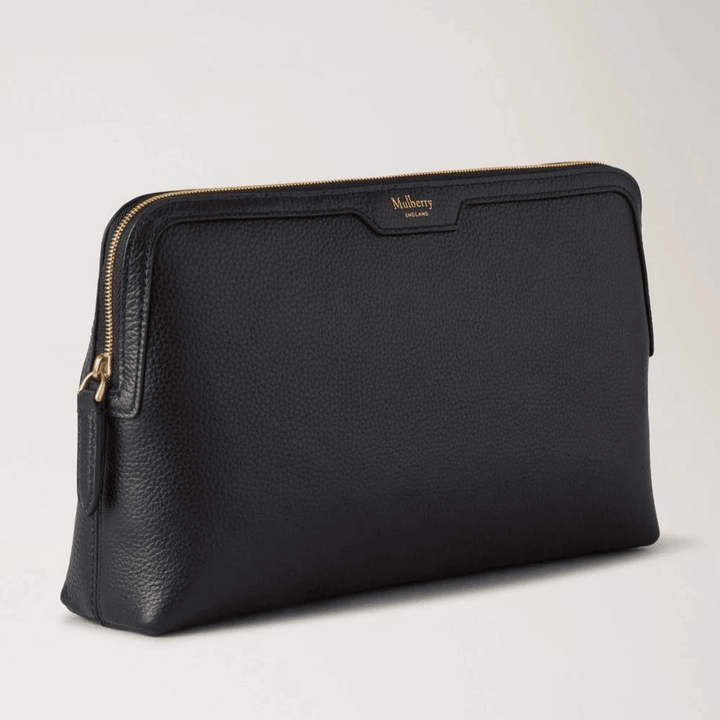 Mulberry Medium Cosmetic Pouch Small Classic Grain Black visar en svart kosmetisk påse i läder med gulddetaljer. Modell RL8319205A100