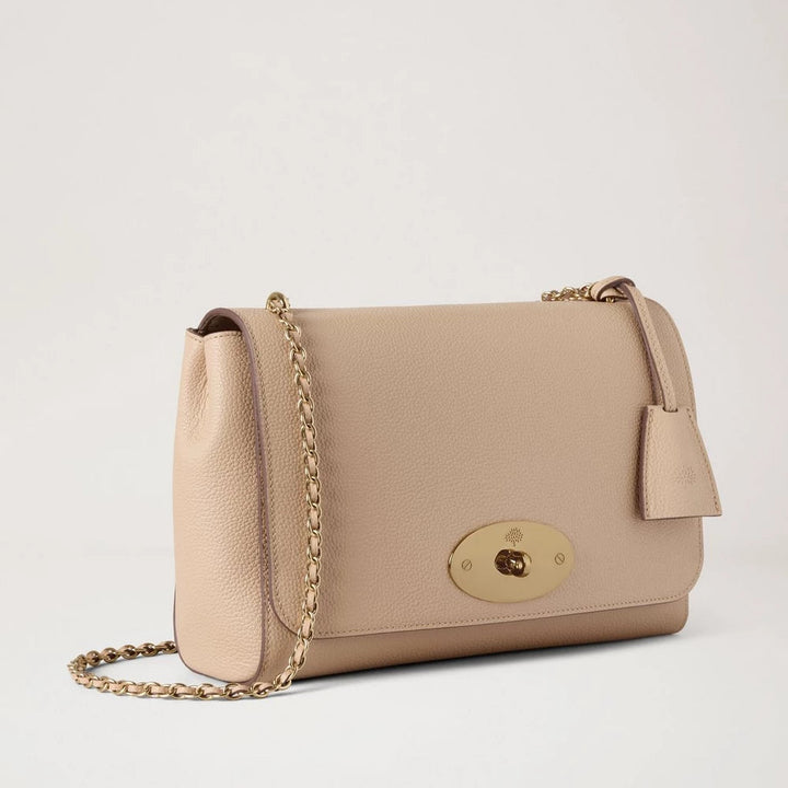 Mulberry Medium Lily Crumpet Small Classic Grain-väska i ljust beige läder med guldkedja och diskret logga. Modell HH0024205W577
