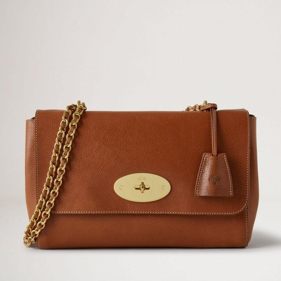 Mulberry Medium Lily Arv NVT Ek visar en mellanbrun läderväska med kedjeband och guldfärgat spänne. Modell HH7944275G110.