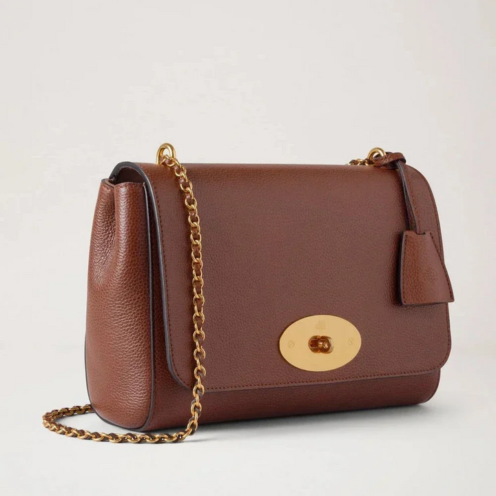 Mulberry Medium Lily Two Tone Oak visar en klassisk axelväska i brunt läder med guldkedja. Modell HH0022552G110