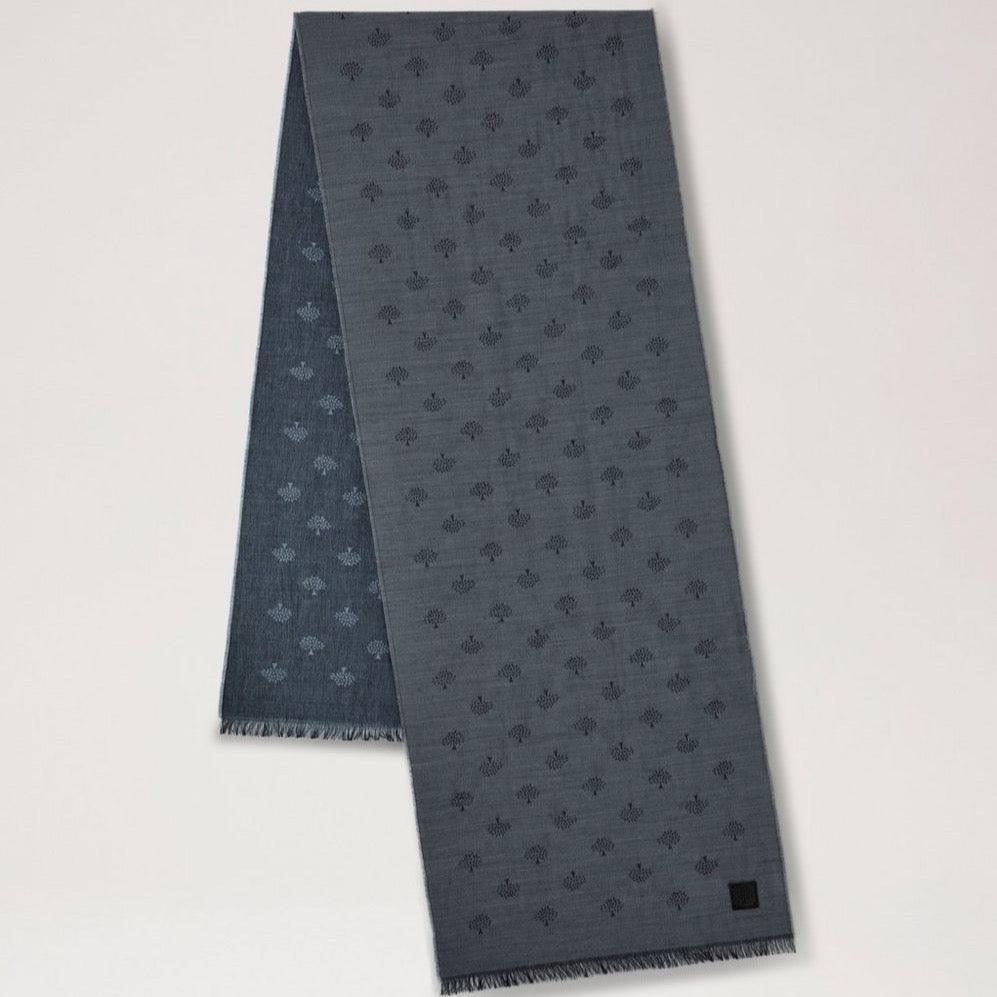 Mulberry Herrscarf Tree Jacquard Charcoal med trädmönster i mörkgrå nyanser, lätt sliten kant. Modell VS4784950C110