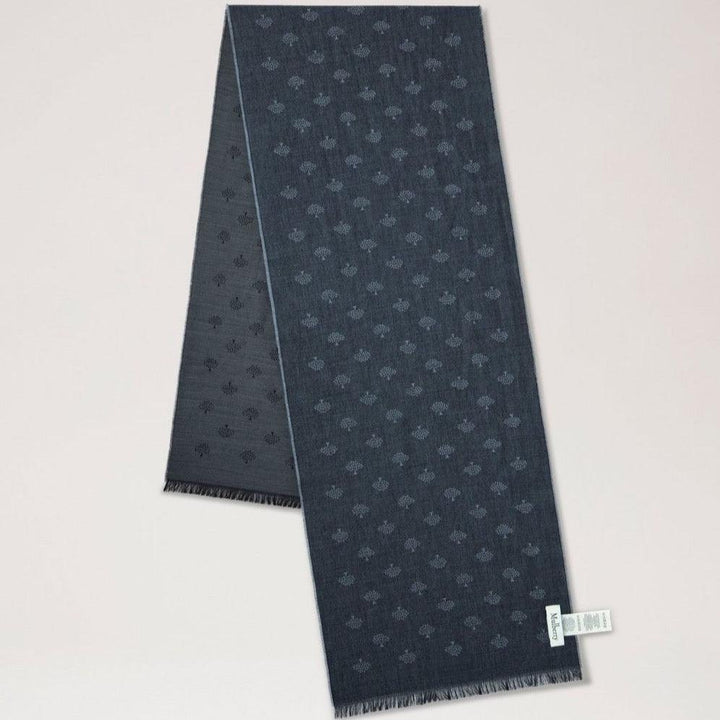 Mulberry Medan Scarf Tree Jacquard Charcoal visar en platt jacquardvävd halsduk i mörkgrå med ett diskret mönster. Modell VS4784950C110.