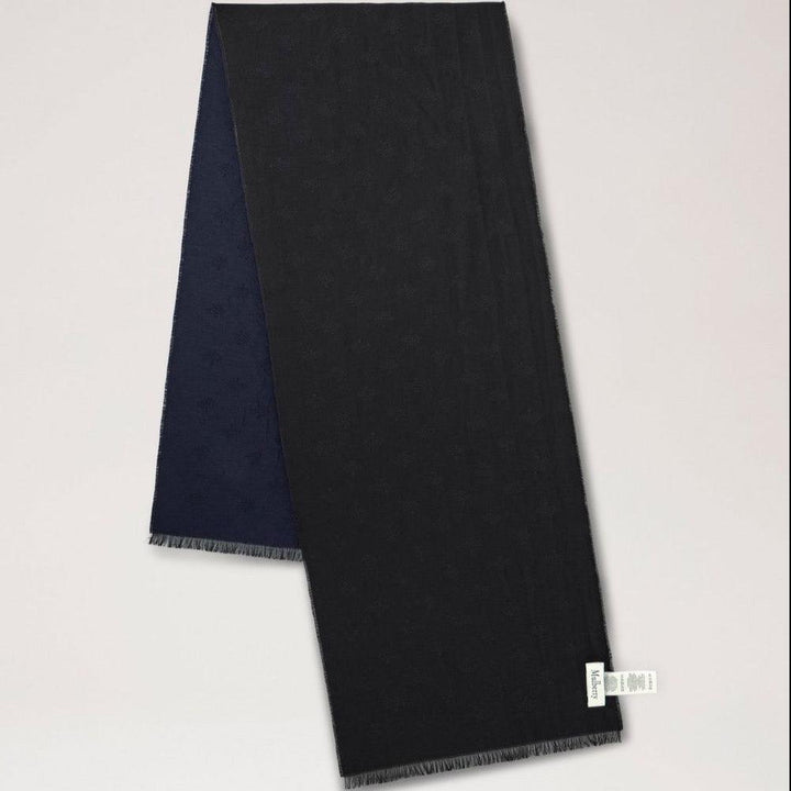 Mulberry Medan Scarf Tree Jacquard Midnight visar en elegant mörkblå halsduk i mjukt material med diskreta fransar, Modell VS4784950U135.