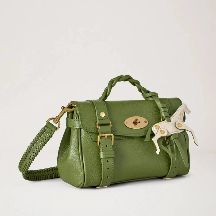 Mulberry Mini Alexa Chalk Horse Fern and Chalk Small Classic Grain visar en liten grön läderväska med flätat handtag och vitt hästhänge. Modell RL9021205Q760