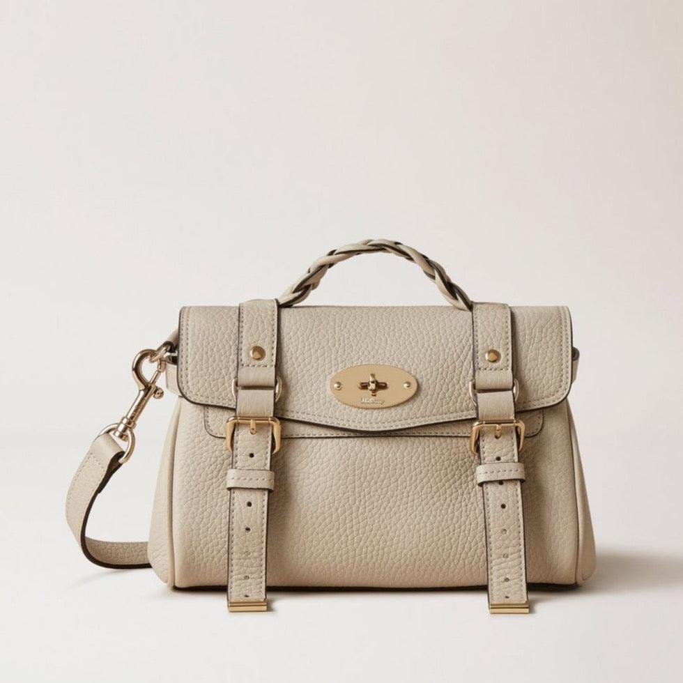 Mulberry Mini Alexa Chalk visar en ljusbeige läderväska med flätat handtag, guldspännen och justerbar rem. Modell rl6595736w160