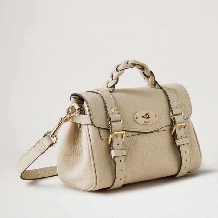 Mulberry Mini Alexa Chalk, liten sandfärgad läderväska med flätat handtag och gulddetaljer. Modell RL6595736W160
