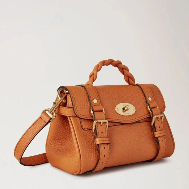 Mulberry Mini Alexa Heavy Grain Sunset visas i kraftigt orange läder med flätat handtag och gulddetaljer. Modell RL6595736N691.