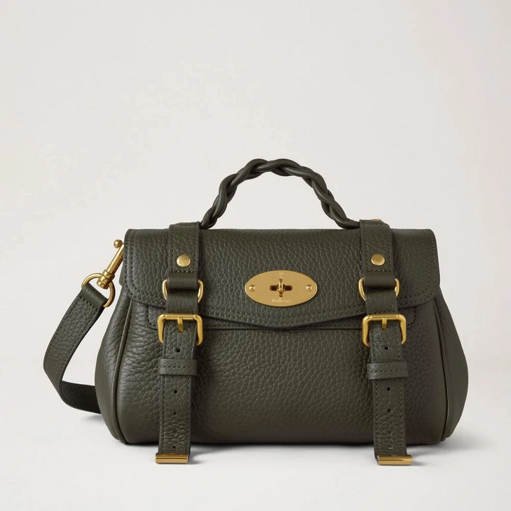 Mulberry Mini Alexa Juniper Green Heavy Grain visar en liten, grön läderväska med flätat handtag och guldmetalldetaljer. Modell RL6595736Q749.