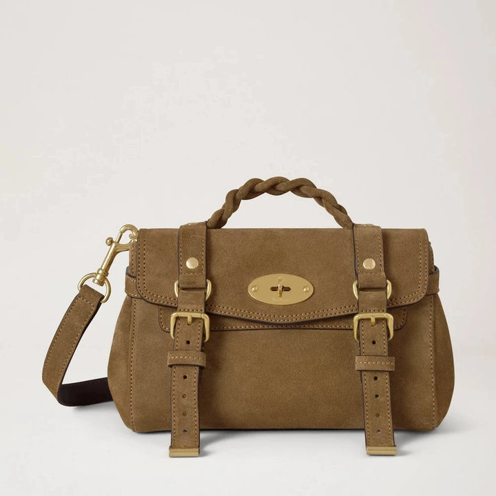 Mulberry Mini Alexa Salcombe Sand Suede visar upp en ljusbrun axelväska i mocka med flätat handtag, guldspänne och justerbar rem. Modell RL8924731P705.