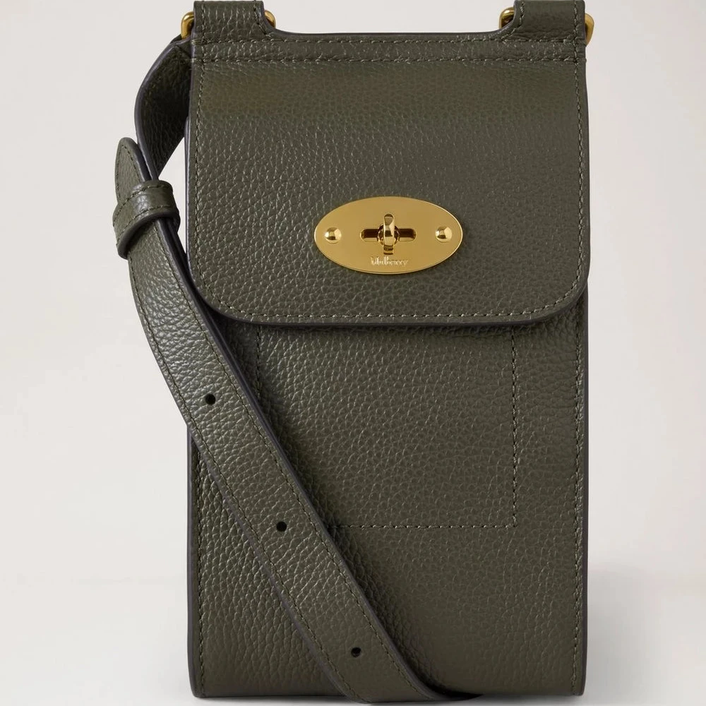 Mulberry Mini Antony Pouch Small Classic Grain Juniper Green, kompakt axelväska i narvigt läder med guldfärgat spänne. Modell RL6872205Q749