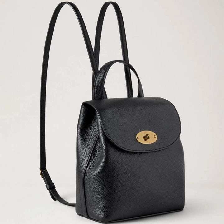 Mulberry Mini Bayswater Ryggsäck Small Classic Grain Black visar en elegant svart läderryggsäck med ett guldfärgat spänne. Modell HH9829205A100