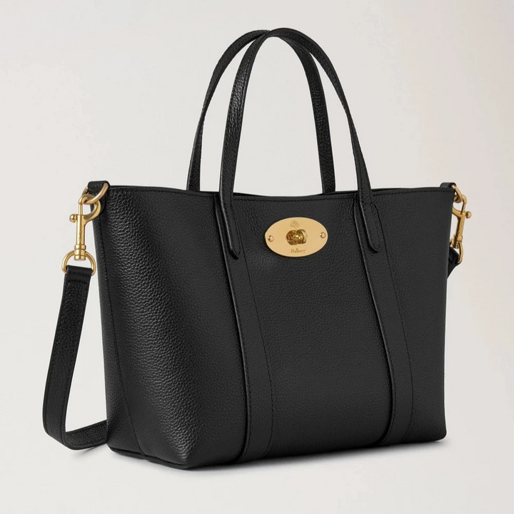 Mulberry Mini Bayswater Tote Small Classic Grain Black visar en liten svart läderväska med justerbar axelrem och guldspänne. Modell RL8875205A100.