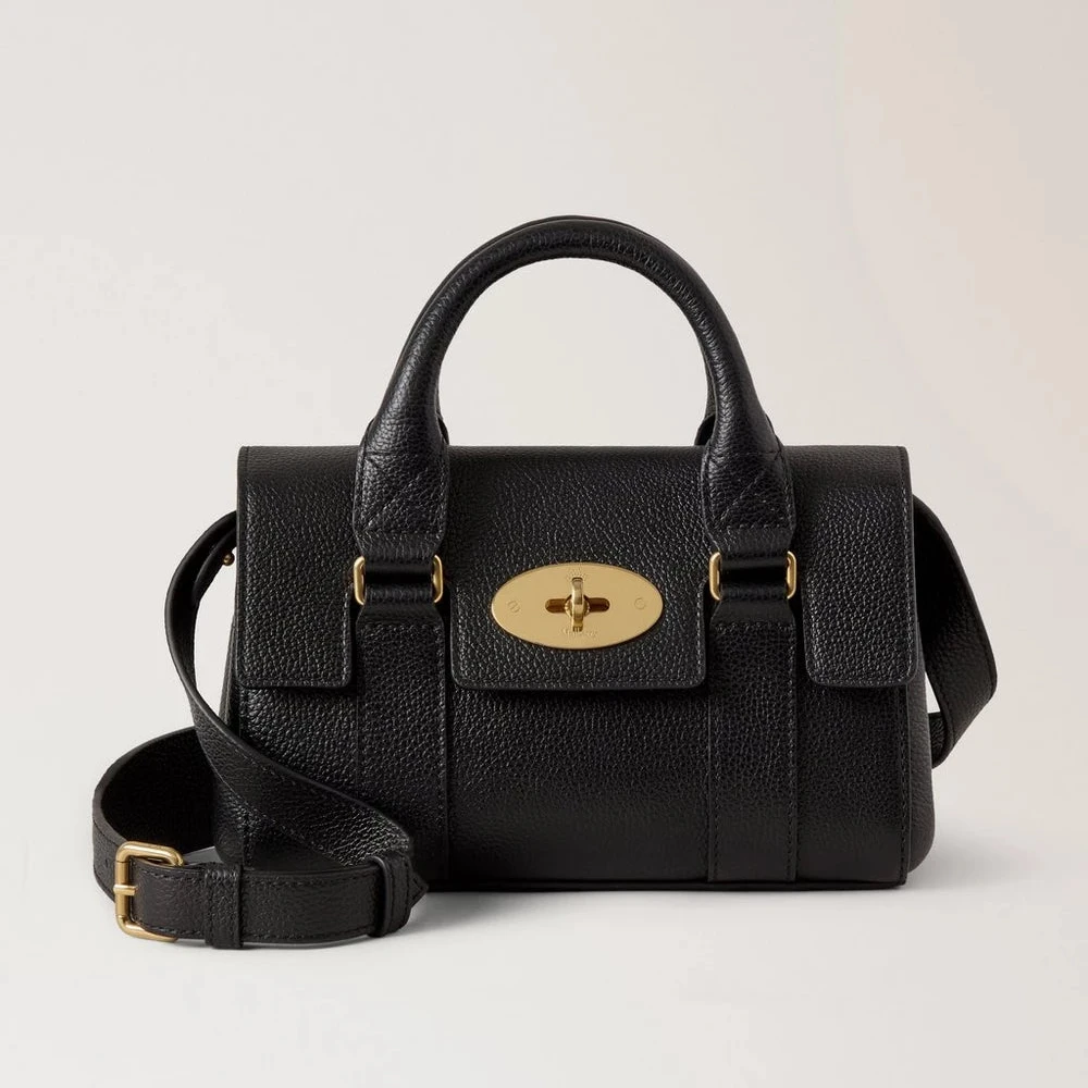 Mulberry Mini arv Bayswater Small Classic Grain Black visar en elegant svart handväska i präglat läder med ett gyllene spänne. Modell RL8928205A100.