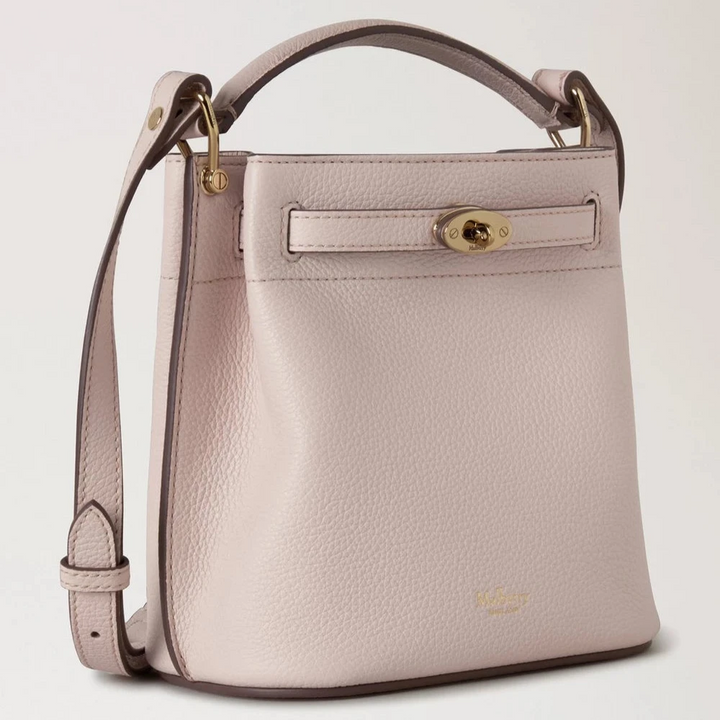 Mulberry Mini Islington Bucket Small Classic Grain Blossom Pink visar en liten rosa läderväska med gulddetaljer. Modell RL8803205J002