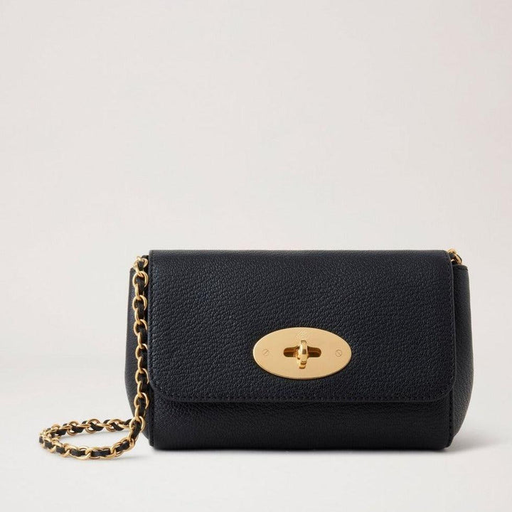 Mulberry Mini Lily Glossy Goat Black, liten svart axelväska i läder med guldkedja och detaljer. Modell RL7943874A100