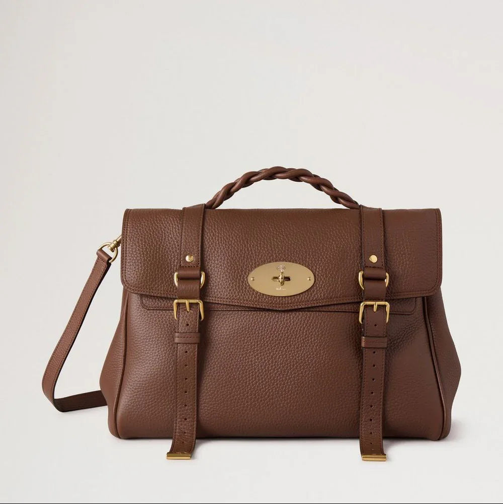 Mulberry Oversized Alexa Bright Oak Heavy Grain visar en stor brun läderväska med flätat handtag och guldfärgat spänne. Modell HH6884/736G222