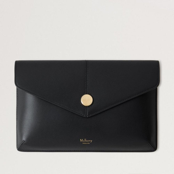 Mulberry Press Stud Envelope Pouch Black Micro Classic Grain visar en svart kuvertpåse i läder med en guldfärgad dubb på framsidan. Modell RL8707587A100.