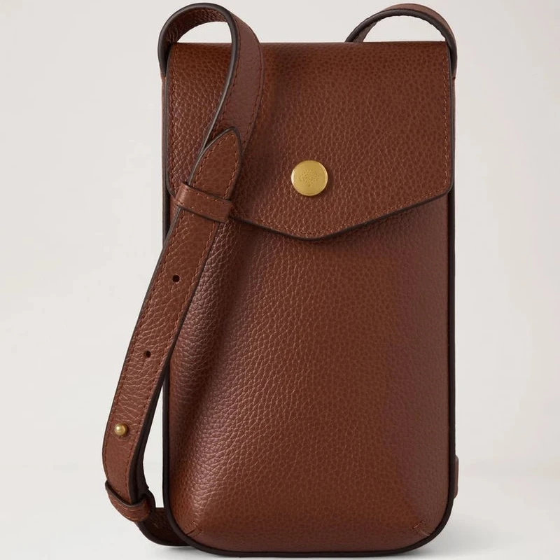 Mulberry Press Stud Phone Pouch Ek i brunt, präglat läder med axelrem och guldfärgat knapplås. Modell RL9007552G110