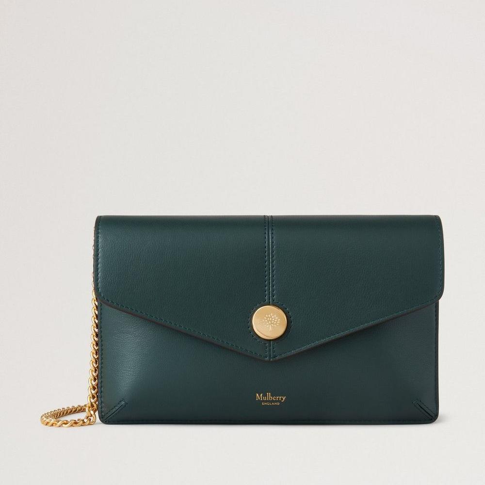 Mulberry Press Stud Pochette On Chain i grönt läder med guldkedja, framifrån. Modell RL8708587Q633