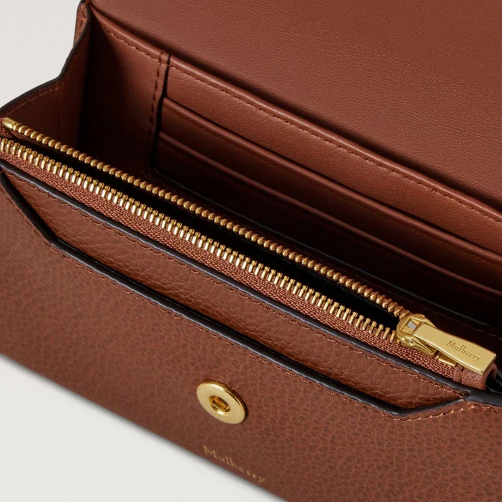 Mulberry Press Stud Wallet Oak Small Classic Grain shows close-up of brown Plånbok in leather with golden details and room for cards, Model RL9008552G110.