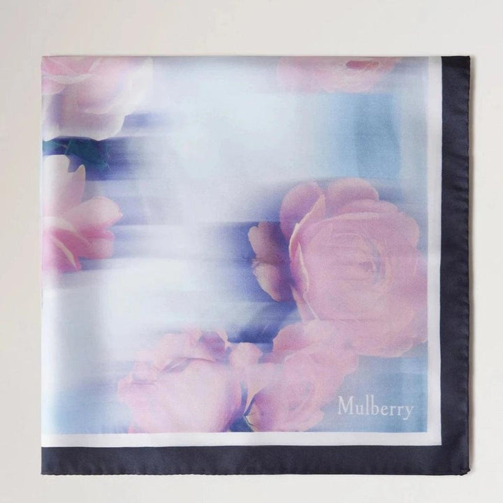 Mulberry Rose and Blue Border Square Scarf visar en blommig sidenscarf i nyanser av rosa och blått med en mörk kant. Modell VS4804032U804