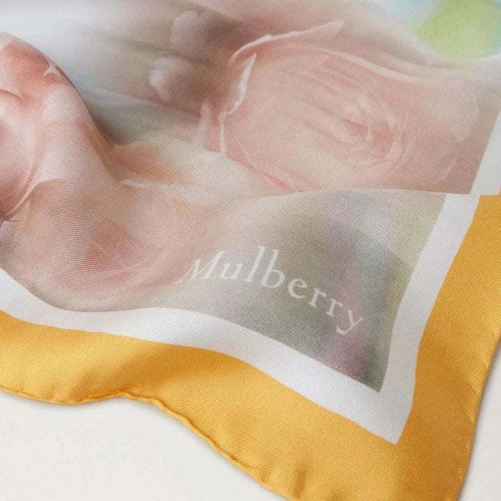 Mulberry Rose and Blur Border Square Scarf med gula kanter, mjuka rosa nyanser och silkeslen tyg. Modell vs4804032n690.