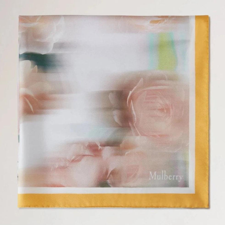 Mulberry Rose and Blur Border Square Scarf visar en fyrkantig halsduk med rosa blommor och gul kant, modell VS4804032N690.