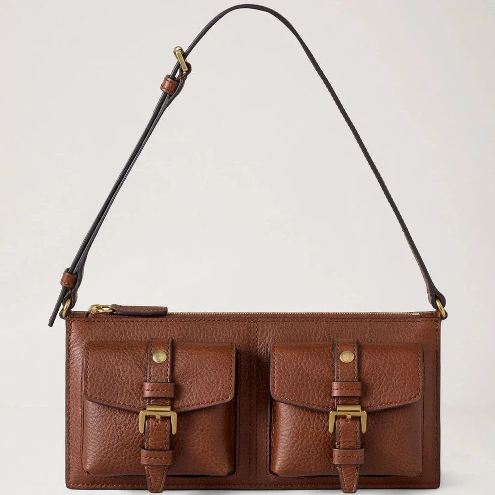 Mulberry Roxanne Mini Axelväska Heritage NVT Ek visar en brun axelväska i läder med två framfickor och guldspännen. Modell RL8902730G110.