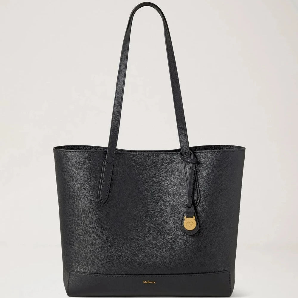 Mulberry Shopper Black Small Classic Grain i svart läder med långt handtag och gyllene hänge. Modell HH9833205A100