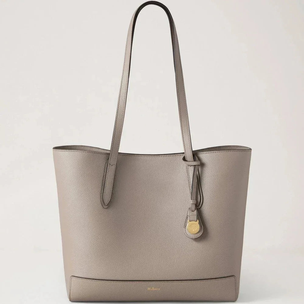 Mulberry Shopper Cashmere Taupe Small Classic Grain visar en taupefärgad läderväska med långa handtag. Modell HH9833205F924.