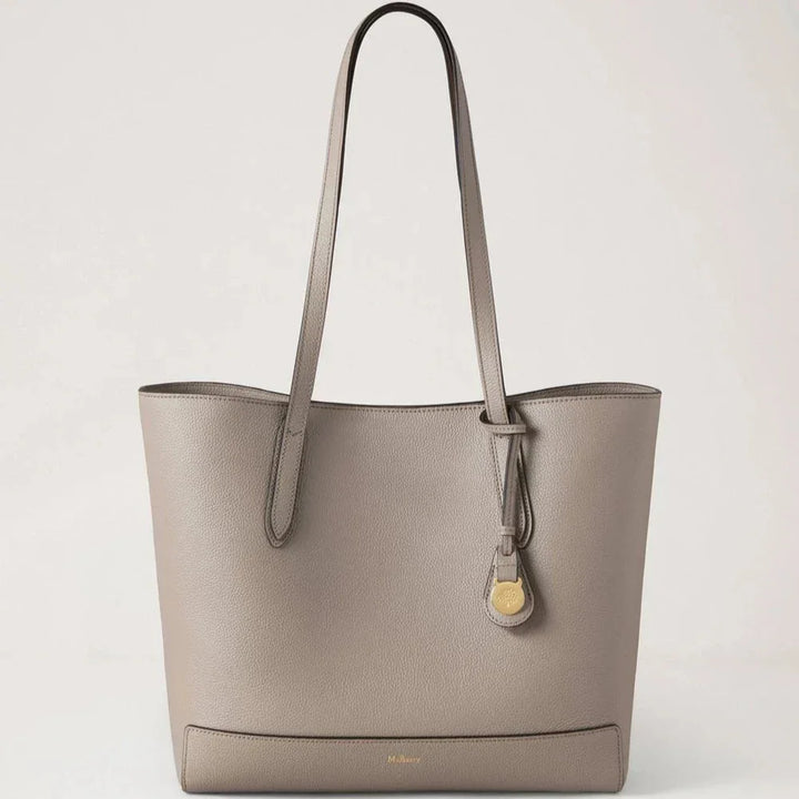 Mulberry Shopper Cashmere Taupe Small Classic Grain visar en taupefärgad läderväska med långa handtag. Modell HH9833205F924.